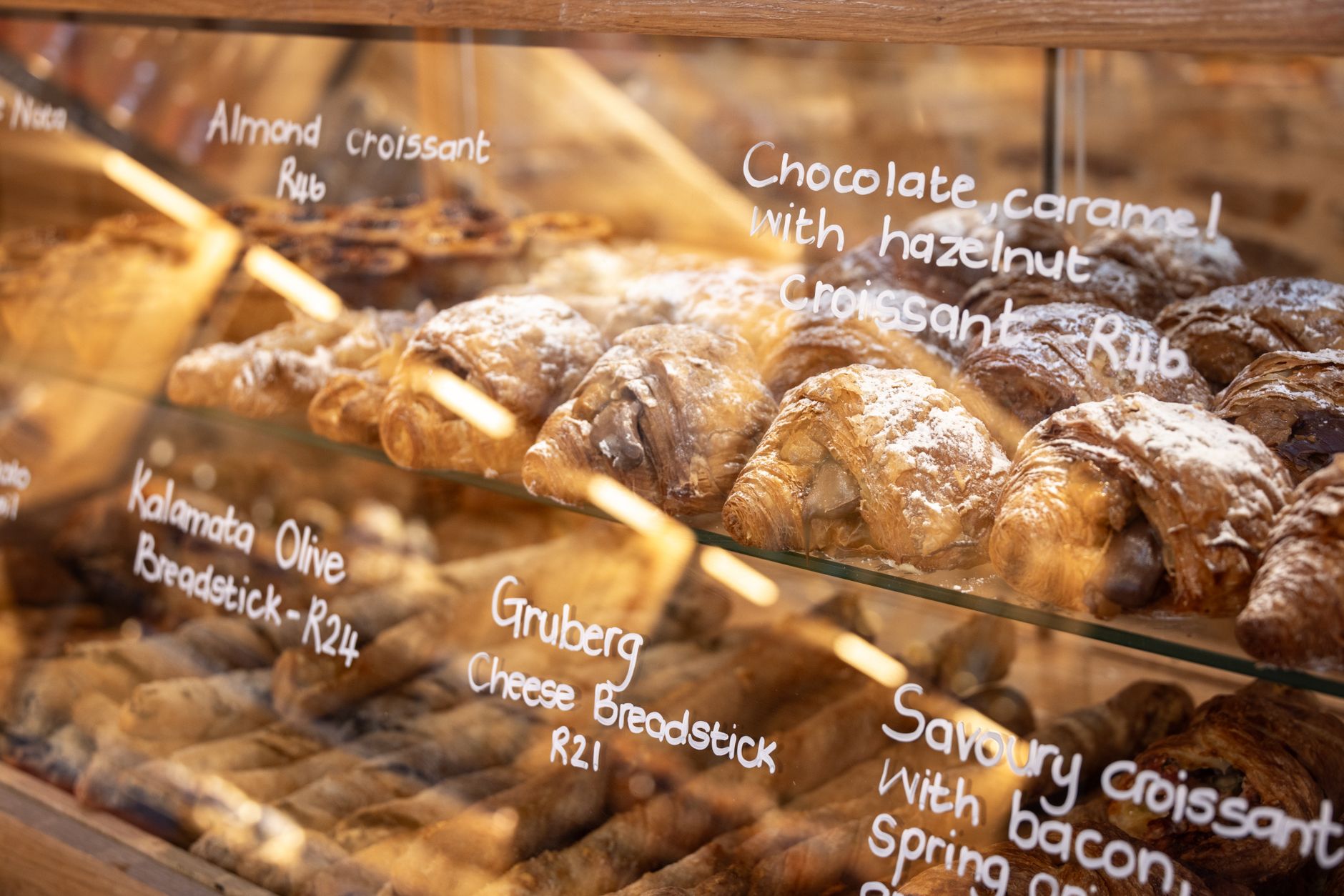 Vitrine de viennoiseries et pâtisseries dorées dans une boulangerie artisanale